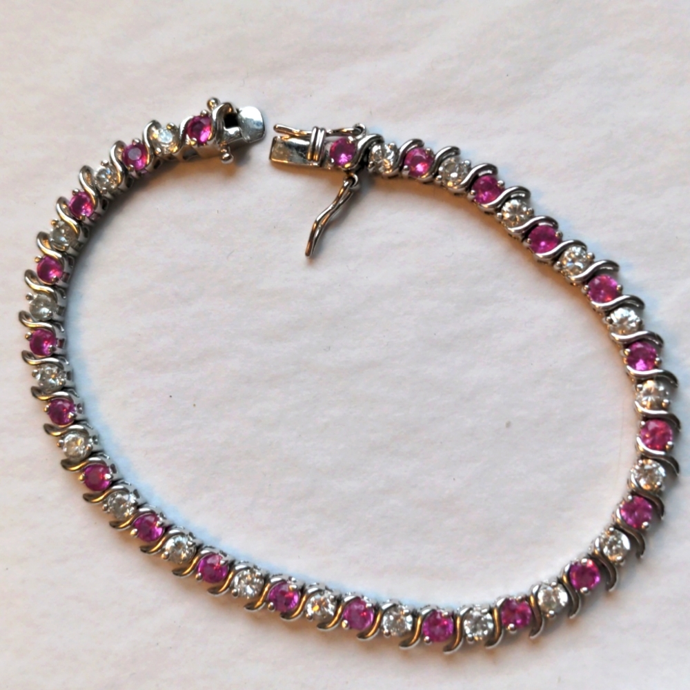 NEW Macy'sapphire sterling Bracelet Pink & white bezel set stones. 7. 1/2" Box
